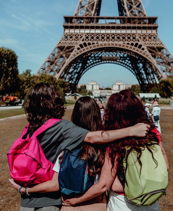 Schülerinnen vor dem Eiffelturm in Paris, Erasmus+ Austausch