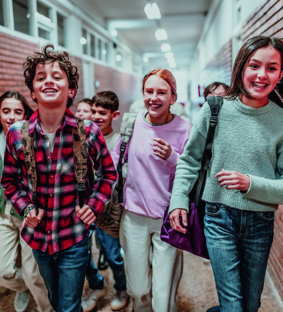 Schülerinnen und Schüler im Schulflur der UNESCO-Schule Essen